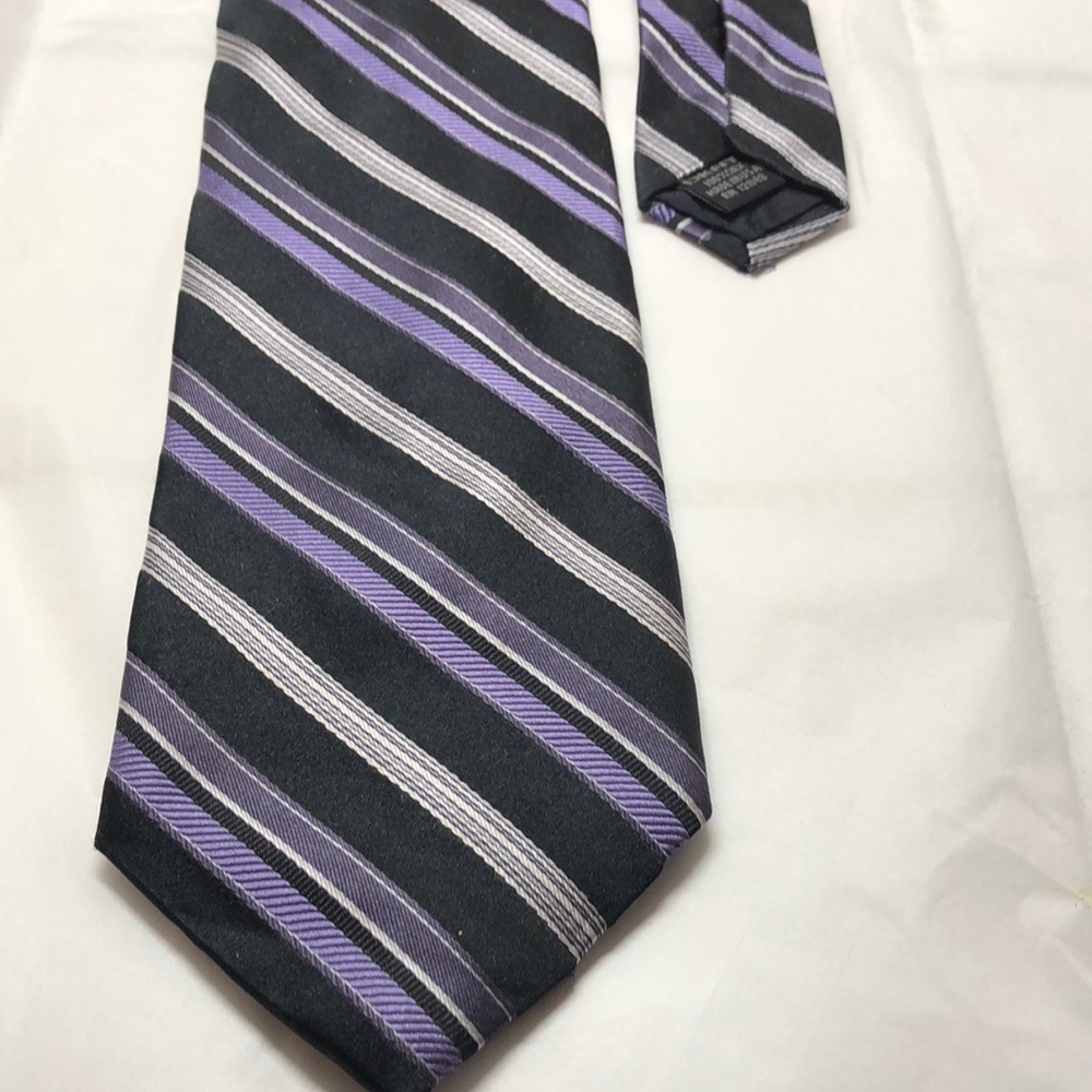 DKNY 100% silk tie in black/purple/silver
